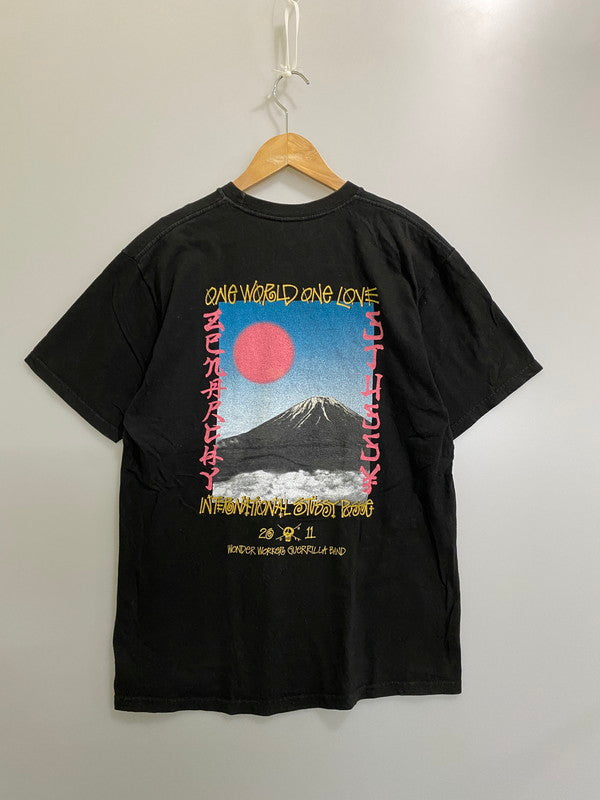 【中古品】【メンズ】 STUSSY ステューシー × SASQUATCH FABRIX. サスクワァッチファブリックス PRINT TEE プリント 半袖 Tシャツ 142-260721-zi-12-min サイズ：M カラー：ブラック 万代Net店