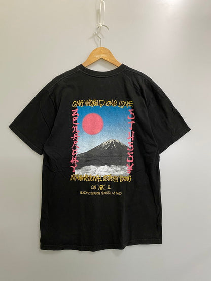 【中古品】【メンズ】 STUSSY ステューシー × SASQUATCH FABRIX. サスクワァッチファブリックス PRINT TEE プリント 半袖 Tシャツ 142-260721-zi-12-min サイズ：M カラー：ブラック 万代Net店