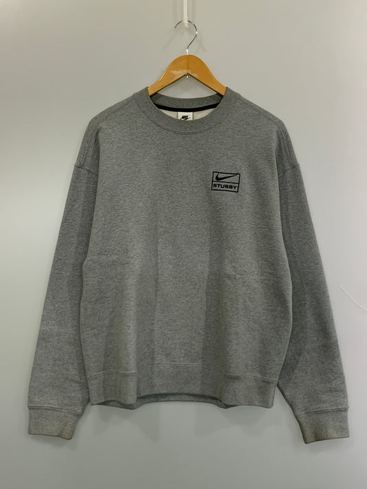 【中古品】【メンズ】 NIKE ナイキ × STUSSY ステューシー CREWNECK SWEATSHIRT クルーネック スウェットシャツ メンズ トップス 142-260723-em-52-min サイズ：S カラー：グレー 万代Net店