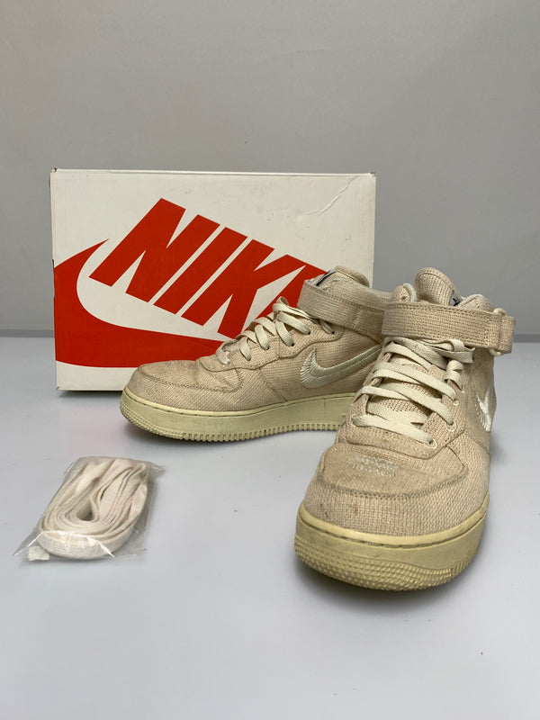 【中古品】【メンズ】 STUSSY ステューシー × NIKE ナイキ AIR FORCE 1 MID DJ7841-200 エアフォース1 ミッド メンズ スニーカー 靴 シューズ 160-260723-em-12-min サイズ：27.0cm カラー：FOSSIL STONE 万代Net店