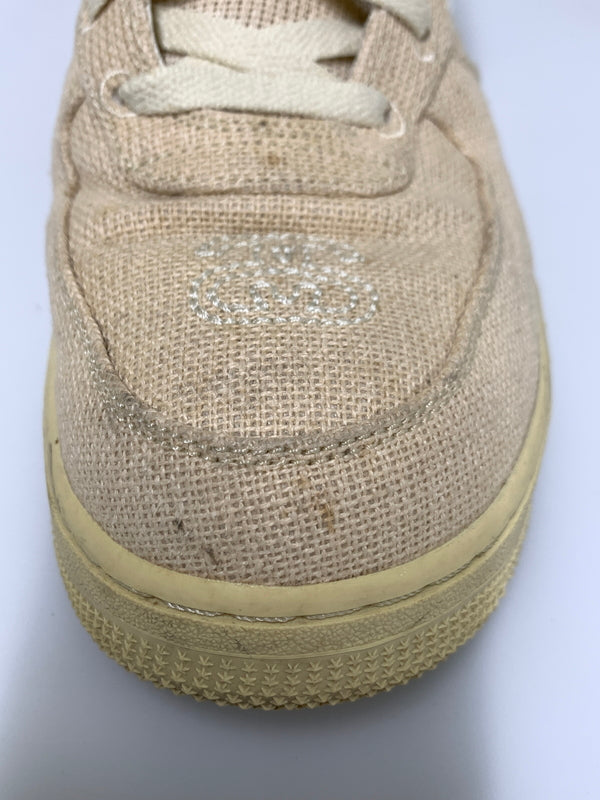 【中古品】【メンズ】 STUSSY ステューシー × NIKE ナイキ AIR FORCE 1 MID DJ7841-200 エアフォース1 ミッド メンズ スニーカー 靴 シューズ 160-260723-em-12-min サイズ：27.0cm カラー：FOSSIL STONE 万代Net店