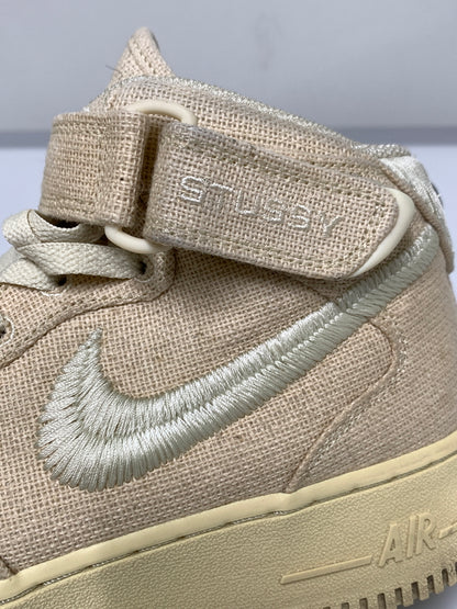 【中古品】【メンズ】 STUSSY ステューシー × NIKE ナイキ AIR FORCE 1 MID DJ7841-200 エアフォース1 ミッド メンズ スニーカー 靴 シューズ 160-260723-em-12-min サイズ：27.0cm カラー：FOSSIL STONE 万代Net店