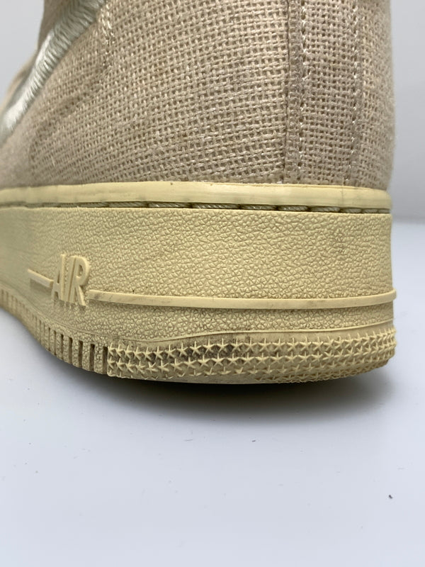 【中古品】【メンズ】 STUSSY ステューシー × NIKE ナイキ AIR FORCE 1 MID DJ7841-200 エアフォース1 ミッド メンズ スニーカー 靴 シューズ 160-260723-em-12-min サイズ：27.0cm カラー：FOSSIL STONE 万代Net店