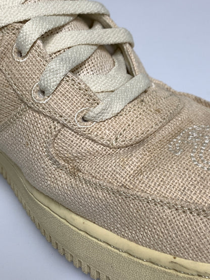 【中古品】【メンズ】 STUSSY ステューシー × NIKE ナイキ AIR FORCE 1 MID DJ7841-200 エアフォース1 ミッド メンズ スニーカー 靴 シューズ 160-260723-em-12-min サイズ：27.0cm カラー：FOSSIL STONE 万代Net店