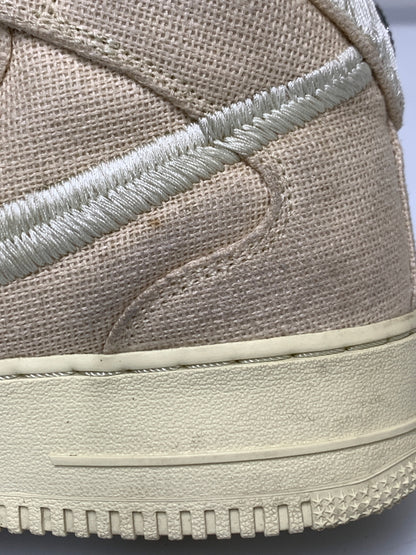 【中古品】【メンズ】 STUSSY ステューシー × NIKE ナイキ AIR FORCE 1 MID DJ7841-200 エアフォース1 ミッド メンズ スニーカー 靴 シューズ 160-260723-em-12-min サイズ：27.0cm カラー：FOSSIL STONE 万代Net店