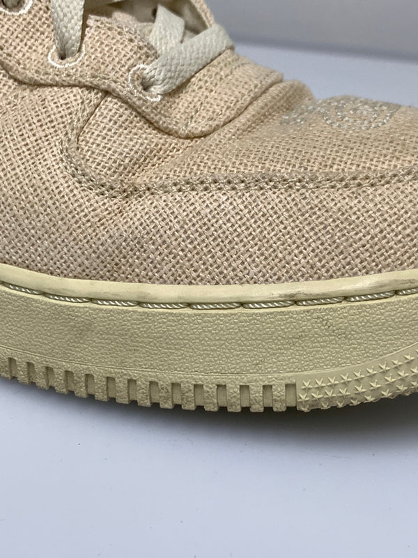 【中古品】【メンズ】 STUSSY ステューシー × NIKE ナイキ AIR FORCE 1 MID DJ7841-200 エアフォース1 ミッド メンズ スニーカー 靴 シューズ 160-260723-em-12-min サイズ：27.0cm カラー：FOSSIL STONE 万代Net店