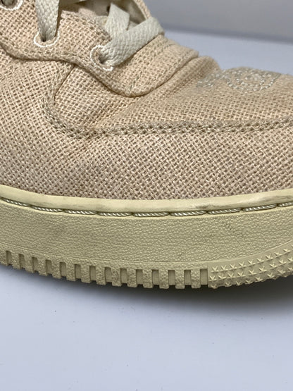 【中古品】【メンズ】 STUSSY ステューシー × NIKE ナイキ AIR FORCE 1 MID DJ7841-200 エアフォース1 ミッド メンズ スニーカー 靴 シューズ 160-260723-em-12-min サイズ：27.0cm カラー：FOSSIL STONE 万代Net店
