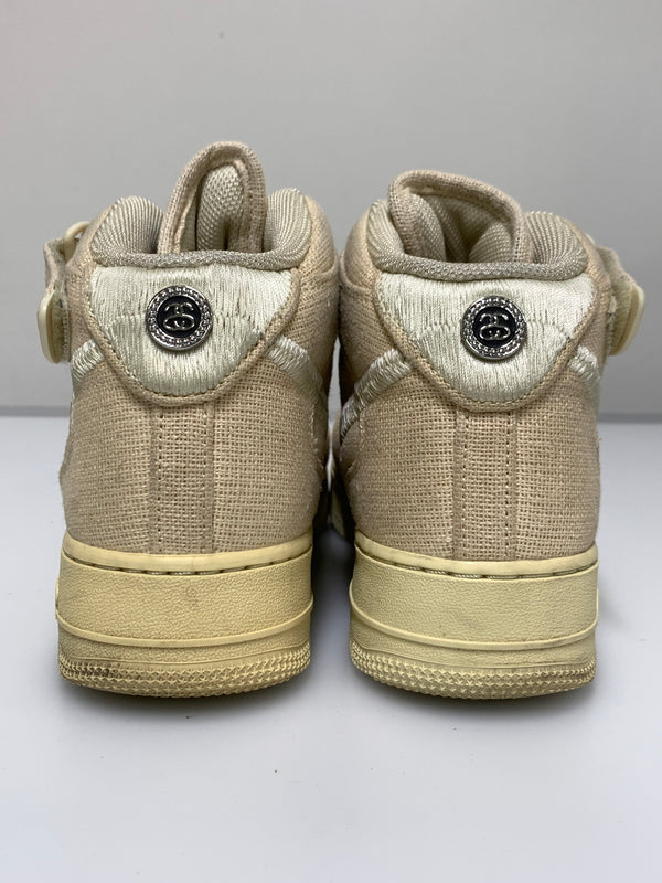 【中古品】【メンズ】 STUSSY ステューシー × NIKE ナイキ AIR FORCE 1 MID DJ7841-200 エアフォース1 ミッド メンズ スニーカー 靴 シューズ 160-260723-em-12-min サイズ：27.0cm カラー：FOSSIL STONE 万代Net店
