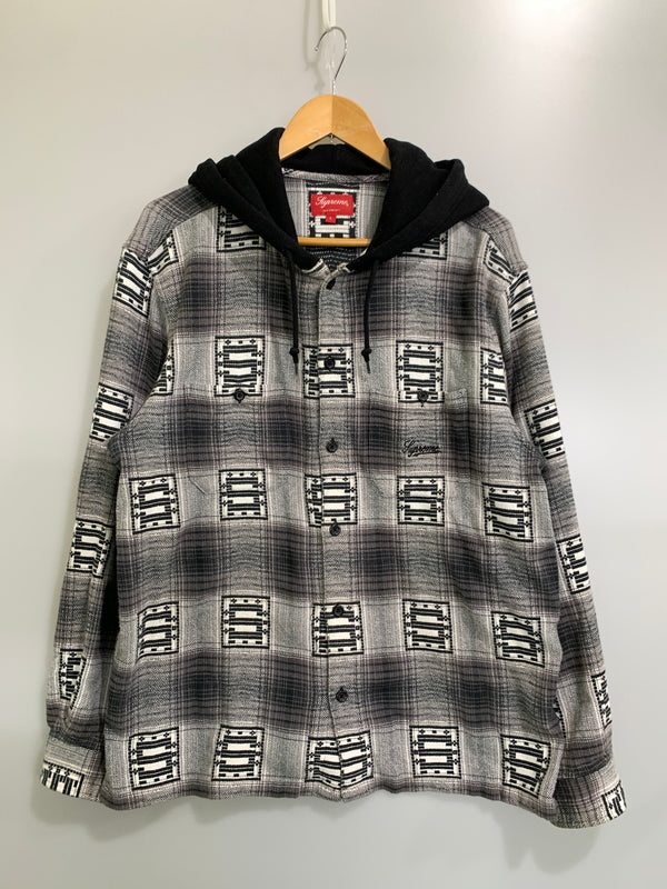 【中古品】【メンズ】 SUPREME シュプリーム HOODED SHADOW PLAID SHIRT フーデッド シャドウ プレイド シャツ トップス 長袖 ロングスリーブ 149-260728-hu-11-min サイズ：L カラー：グレー/ブラック/ホワイト（チェック柄） 万代Net店