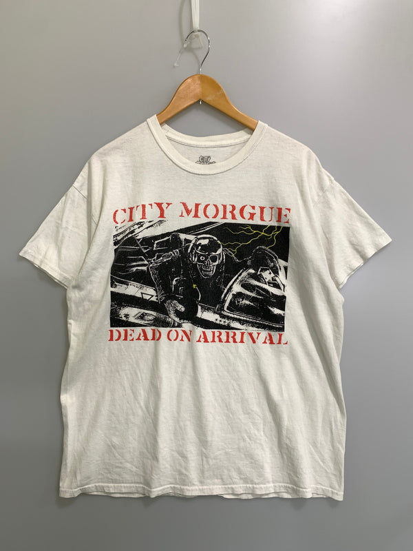 【現状渡し品】【メンズ】 CITY MORGUE シティ モルグ DEAD ON ARRIVAL SS TOUR TEE デッド オン アライバル ショートスリーブ ツアー ティー 半袖 Tシャツ 146-260728-hu-24-min サイズ：XL カラー：ホワイト 万代Net店