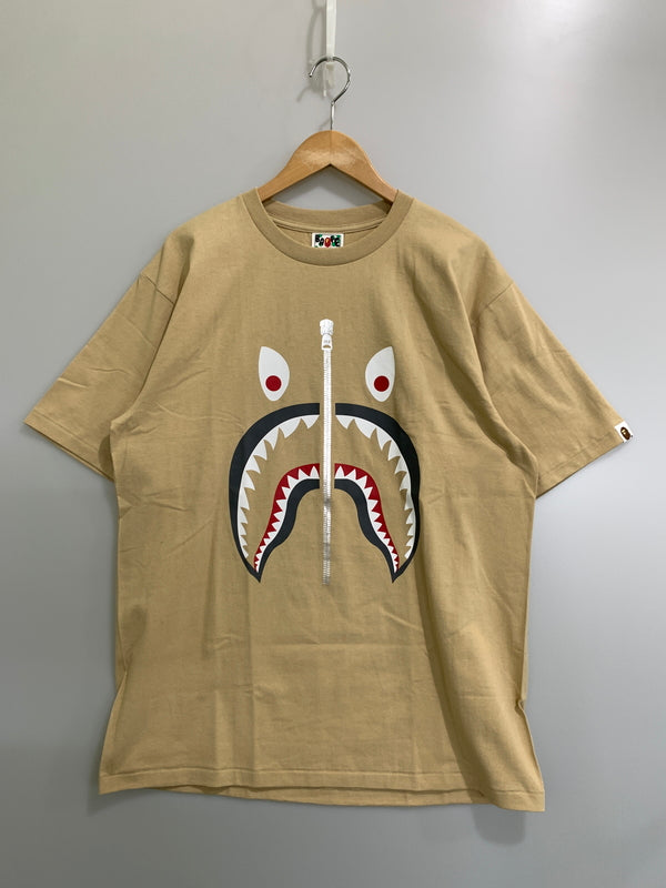 【中古品】【メンズ】 A BATHING APE アベイシングエイプ 001TEJ801059M SHARK S S TEE 半袖Tシャツ ショートスリーブ 142-260729-AS-20-min サイズ：XL カラー：ベージュ 万代Net店