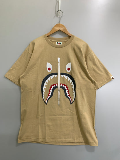 【中古品】【メンズ】 A BATHING APE アベイシングエイプ 001TEJ801059M SHARK S S TEE 半袖Tシャツ ショートスリーブ 142-260729-AS-20-min サイズ：XL カラー：ベージュ 万代Net店