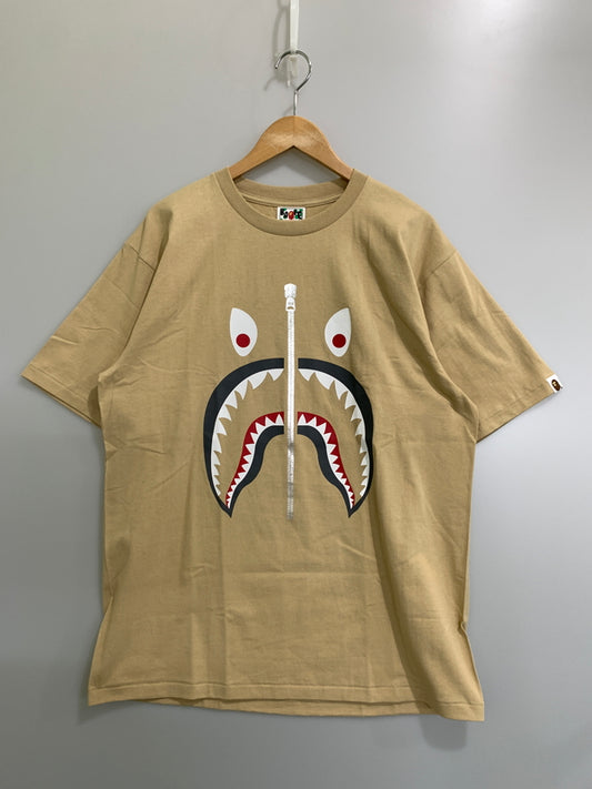 【中古品】【メンズ】 A BATHING APE アベイシングエイプ 001TEJ801059M SHARK S S TEE 半袖Tシャツ ショートスリーブ 142-260729-AS-20-min サイズ：XL カラー：ベージュ 万代Net店