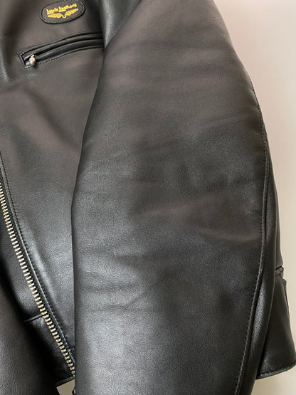 【中古品】【メンズ】 LEWIS LEATHERS ルイスレザーズ SUPER SPORTSMAN COWHIDE スーパースポーツマン カウハイド ジャケット アウター 145-260731-yn-02-min サイズ：40 カラー：ブラック 万代Net店