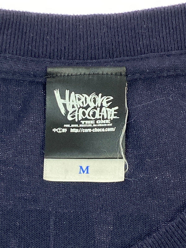 【中古品】【メンズ】 HARDCORE CHOCOLATE ハードコアチョコレート 霊幻道士3 キョンシーの七不思議 SS TEE ショートスリーブ 半袖 プリント Tシャツ メンズ トップス 146-260731-em-16-min サイズ：M カラー：ネイビー 万代Net店