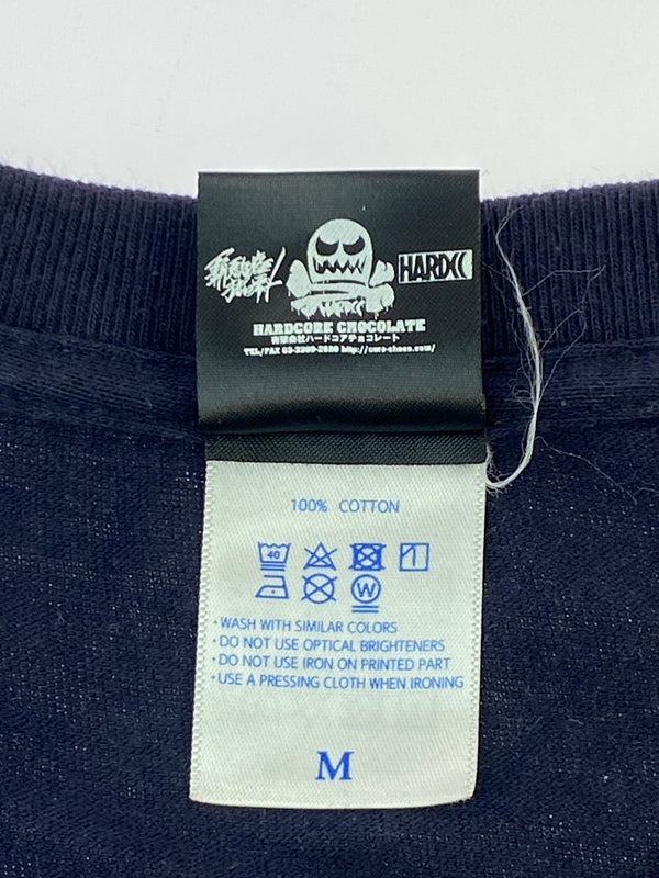 【中古品】【メンズ】 HARDCORE CHOCOLATE ハードコアチョコレート 霊幻道士3 キョンシーの七不思議 SS TEE ショートスリーブ 半袖 プリント Tシャツ メンズ トップス 146-260731-em-16-min サイズ：M カラー：ネイビー 万代Net店