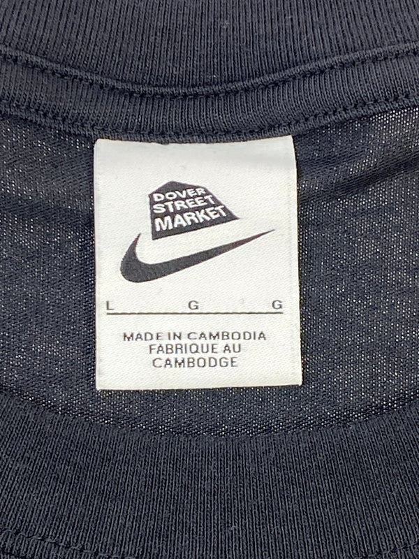 【中古品】【メンズ】 NIKE ナイキ × DOVER STREET MARKET ナイキ・バイ ドーバー ストリート マーケット LOGO TEE 半袖 ロゴ Tシャツ メンズ トップス 140-260731-em-04-min サイズ：Ｌ カラー：ブラック 万代Net店