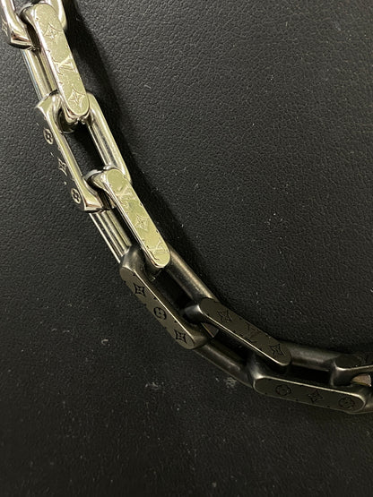 【中古品】【メンズ/レディース】 LOUIS VUITTON ルイ・ヴィトン LV MONOGRAM CHAIN NECKLACE M00677 モノグラム チェーン ネックレス コリエ ユニセックス アクセサリー 179-260731-em-86-min カラー：シルバー/ブラック 万代Net店