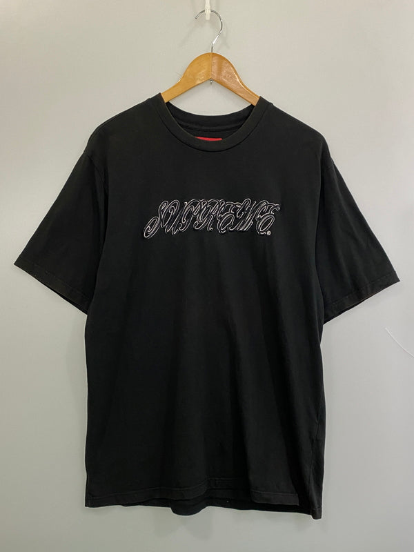 【中古品】【メンズ】 SUPREME シュプリーム RAISED SCRIPT S S TOP レイズド スクリプト ショートスリーブ トップ 半袖 ティーシャツ Ｔシャツ 149-260804-hu-09-min サイズ：L カラー：ブラック 万代Net店