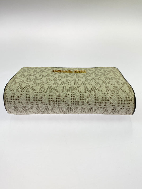 【中古品】【レディース】 MICHAEL KORS マイケルコース JET SET TRAVEL WALLET ジェットセットトラベル MKシグネチャー 二つ折り財布 200-260806-yn-24-min カラー：オフホワイト 万代Net店