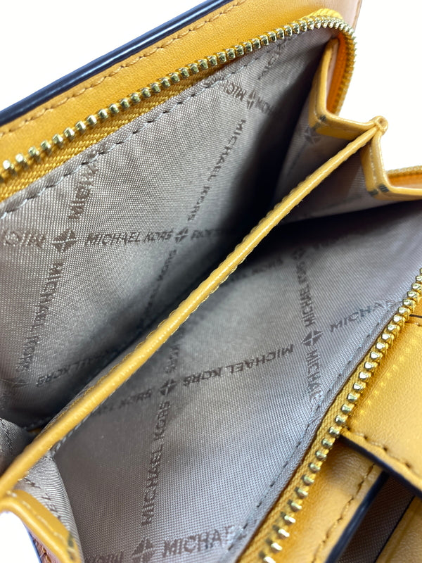 【中古品】【レディース】 MICHAEL KORS マイケルコース JET SET TRAVEL WALLET ジェットセットトラベル MKシグネチャー 二つ折り財布 200-260806-yn-24-min カラー：オフホワイト 万代Net店