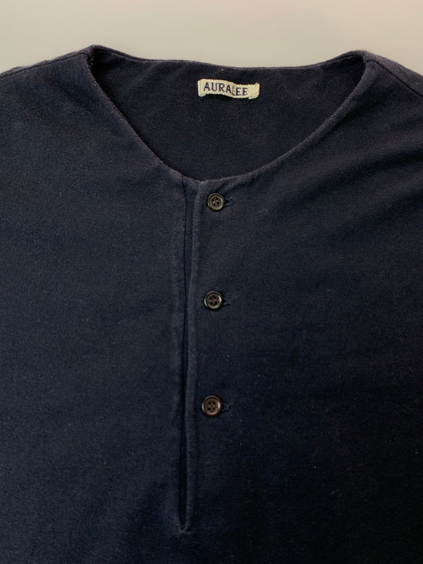 【中古品】【メンズ】 AURALEE オーラリー HIGH GAUGE PIQUE DOUBLE CLOTH HENLEY NECK ハイゲージ ピケ ダブルクロス ヘンリーネック A8SH02HK 半袖 ショートスリーブ ティーシャツ Tシャツ 140-260804-hu-57-min サイズ：4 カラー：ネイビー 万代Net店