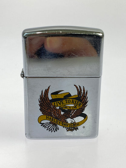 【中古品】【メンズ/レディース】 ZIPPO ジッポ HARLLEY DAVIDSON LIVE TO RIDE USA製 1992年製 ハーレーダビッドソン ライブ トゥ ライド オイルライター 206-260809-em-31-min カラー：シルバー 万代Net店