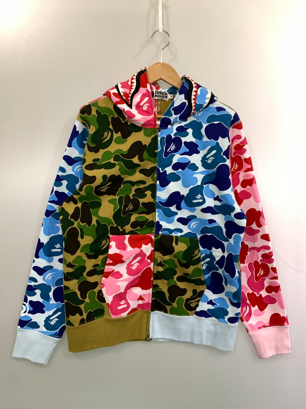 【中古美品】【メンズ】 A BATHING APE アベイシングエイプ ABC CAMO CRAZY SHARK FULL ZIP HOODIE 001ZPM301006M エービーシーカモクレイジーシャークフルジップフーディー パーカー トップス 142-260804-yn-42-min サイズ：M カラー：マルチカラー 万代Net店