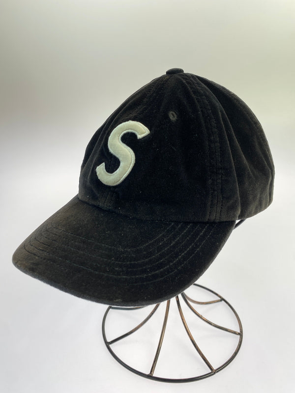 【中古品】【メンズ/レディース】 SUPREME シュプリーム S LOGO VELVET 6 PANEL CAP S ロゴ ベルベット シックスパネル キャップ 帽子 185-260809-em-13-min カラー：ブラック 万代Net店