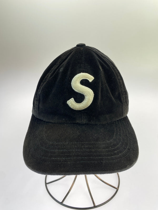 【中古品】【メンズ/レディース】 SUPREME シュプリーム S LOGO VELVET 6 PANEL CAP S ロゴ ベルベット シックスパネル キャップ 帽子 185-260809-em-13-min カラー：ブラック 万代Net店