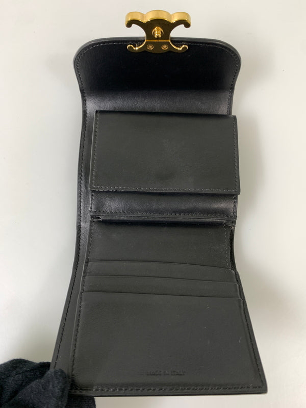 【中古品】【メンズ】 CELINE セリーヌ トリオンフ スモールフラップウォレット 財布 181-260811-hu-17-min カラー：ブラック 万代Net店