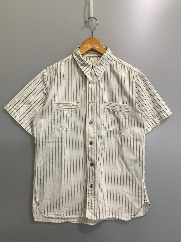 【中古品】【メンズ】 SUGAR CANE シュガーケーン FICTION ROMANCE 8.5OZ. WHITE WABASH STRIPE WORK SHIRT SC37275 半袖 シャツ 145-260811-hu-28-min サイズ：S 14-14 1/2 カラー：ホワイト 万代Net店