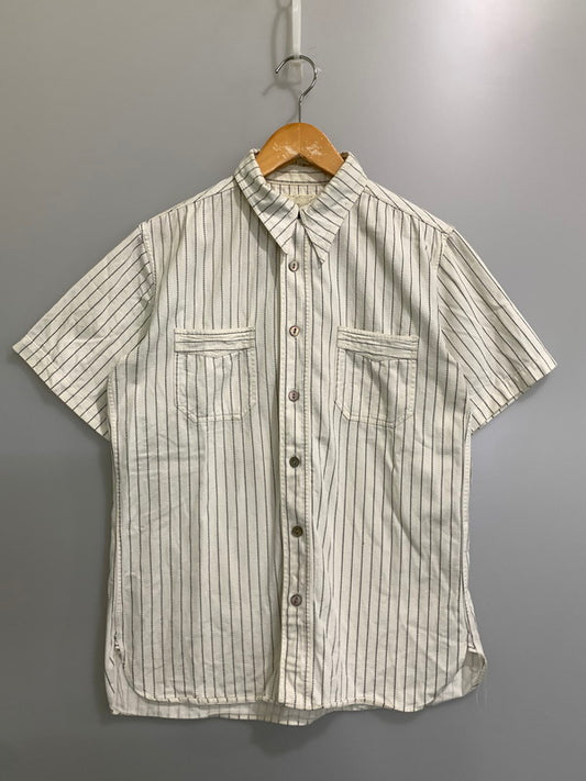 【中古品】【メンズ】 SUGAR CANE シュガーケーン FICTION ROMANCE 8.5OZ. WHITE WABASH STRIPE WORK SHIRT SC37275 半袖 シャツ 145-260811-hu-28-min サイズ：S 14-14 1/2 カラー：ホワイト 万代Net店