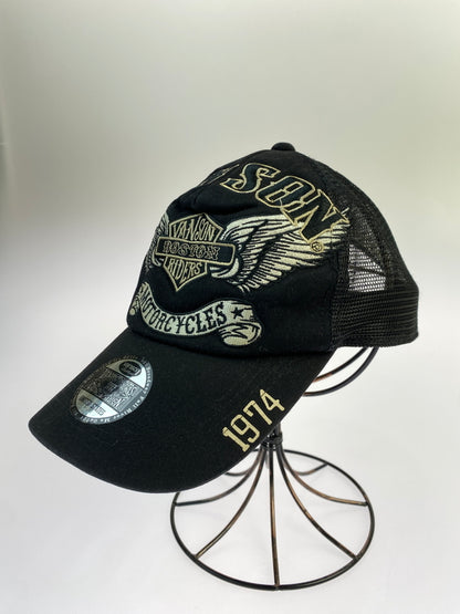 【現状渡し品】【メンズ/レディース】 VANSON バンソン FLYING EMBLEM CAP フライング エンブレム キャップ 帽子 刺繍 185-260809-em-12-min カラー：ブラック 万代Net店