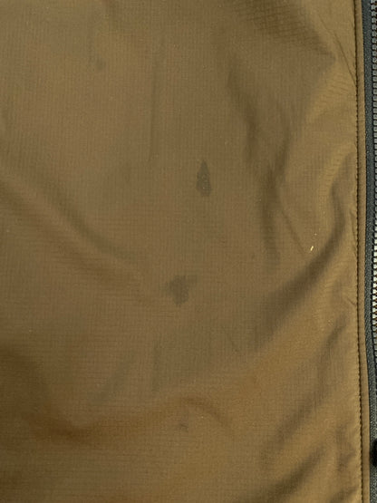 【現状渡し品】【メンズ】 ARC’TERYX アークテリクス X000009561 ATOM JACKET アトム ジャケット アウター 144-260813-zi-44-min サイズ：XL カラー：ブラウン 万代Net店