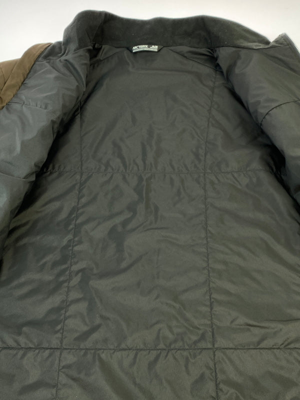 【現状渡し品】【メンズ】 ARC’TERYX アークテリクス X000009561 ATOM JACKET アトム ジャケット アウター 144-260813-zi-44-min サイズ：XL カラー：ブラウン 万代Net店