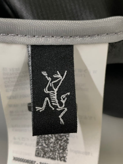 【中古品】【メンズ/レディース】 ARC'TERYX アークテリクス HELIAD 12 TOTE SHOULDER X000006067 ヒリアド 12 トート ショルダー バッグ トートバッグ 軽量 カバン 188-260817-em-03-min カラー：ブラック 万代Net店