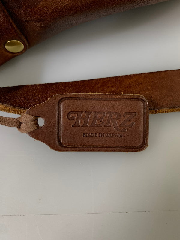 【中古品】【メンズ/レディース】 HERZ ヘルツ LEATHER SHOULDER BAG レザー ショルダーバッグ 革鞄 ハンドメイド 188-260817-em-02-min カラー：ブラウン 万代Net店