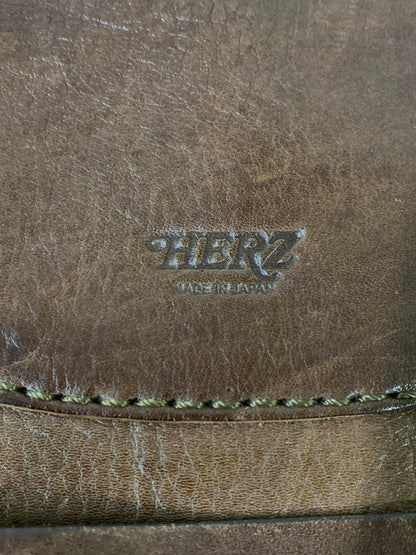 【中古品】【メンズ/レディース】 HERZ ヘルツ LEATHER SHOULDER BAG レザー ショルダーバッグ 革鞄 ハンドメイド 188-260817-em-02-min カラー：ブラウン 万代Net店