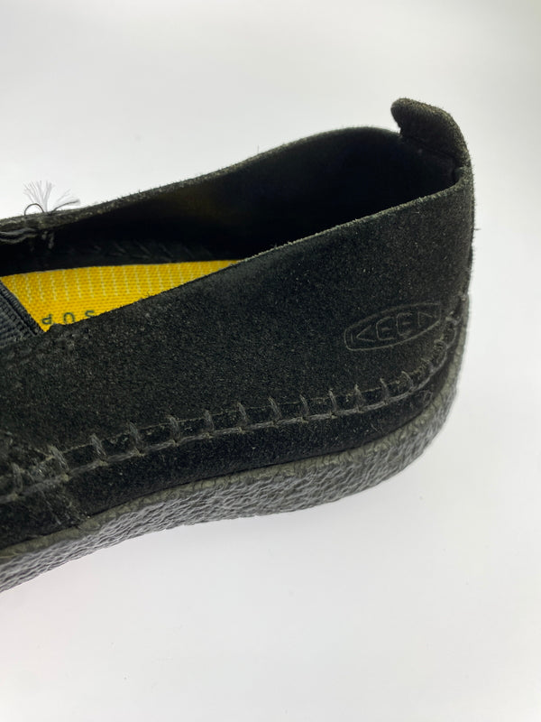 【中古品】【メンズ】 KEEN キーン HOWSER SUEDE SLIP-ON 1024944 ハウザー スウェード スリッポン メンズ 靴 シューズ 165-260820-em-25-min サイズ：26.5cm カラー：ブラック 万代Net店
