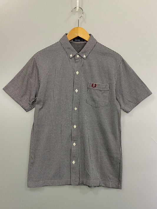 【中古品】【メンズ】 FRED PERRY フレッドペリー HICKORY SHIRT F1345 ヒッコリーシャツ 半袖シャツ 141-260815-ta-20-min サイズ：L カラー：ブラック/ホワイト 万代Net店