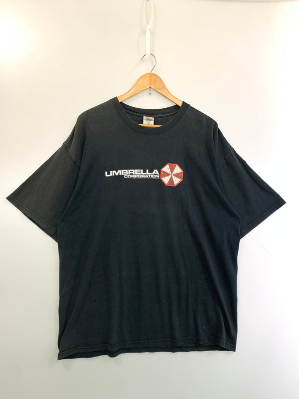 【現状渡し品】【メンズ】 GILDAN ACTIVEWEAR ギルダン アクティブウェア UMBRELLA CORPORATION LOGO PRINT SS TEE アンブレラ コーポレーション ロゴプリント Tシャツ 146-260813-KS-17-min サイズ：XL カラー：ブラック 万代Net店