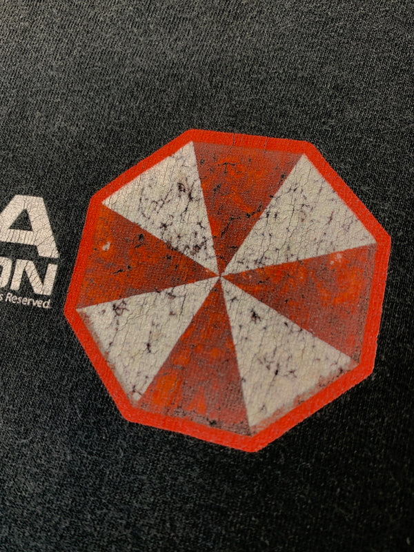 【現状渡し品】【メンズ】 GILDAN ACTIVEWEAR ギルダン アクティブウェア UMBRELLA CORPORATION LOGO PRINT SS TEE アンブレラ コーポレーション ロゴプリント Tシャツ 146-260813-KS-17-min サイズ：XL カラー：ブラック 万代Net店