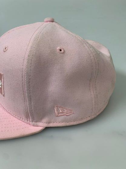 【中古品】【メンズ】 NEW ERA ニューエラ × SUPREME シュプリーム BOX LOGO CAP PINK ボックス ロゴ キャップ 帽子 ベースボールキャップ 185-260817-em-17-min サイズ：7 1/2 カラー：ピンク 万代Net店