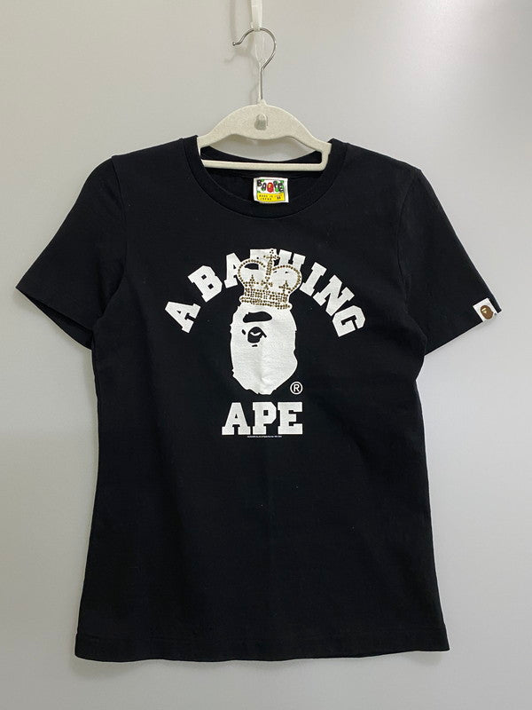 【中古品】【レディース】 A BATHING APE アベイシングエイプ ラインストーン クラウン カレッジロゴ SS TEE 半袖 ティーシャツ Tシャツ ショートスリーブ 170-260822-hu-04-min サイズ：XS カラー：ブラック 万代Net店