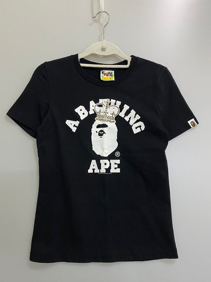 【中古品】【レディース】 A BATHING APE アベイシングエイプ ラインストーン クラウン カレッジロゴ SS TEE 半袖 ティーシャツ Tシャツ ショートスリーブ 170-260822-hu-04-min サイズ：XS カラー：ブラック 万代Net店