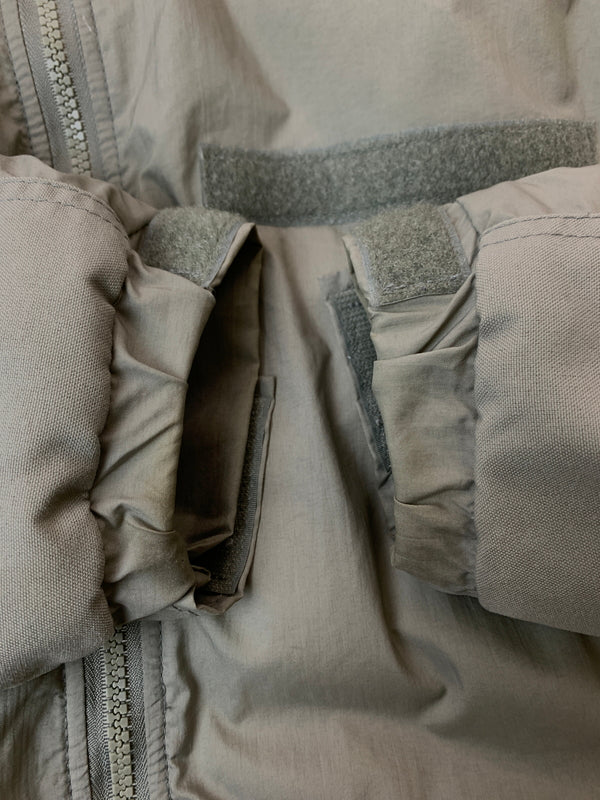 【中古品】【メンズ】 ECWCS エクワックス GEN 3 LEVEL7 PRIMALOFT JACKET ジェンスリー レベルセブン プリマロフト ジャケット メンズ アウター 146-260813-KS-13-min サイズ：M-R カラー：アーバングレー 万代Net店