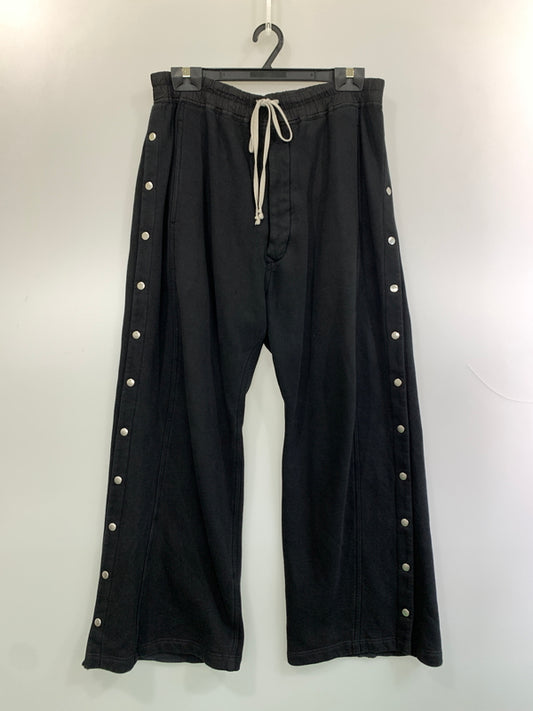 【現状渡し品】【メンズ】 RICK OWENS リック オウエンス DRKSHDW 23AW PUSHER FLEECE PANTS DU02C5393-F ダークシャドウ 2023年秋冬 プッシャー フリースパンツ 152-260813-KS-29-min サイズ：L カラー：ブラック 万代Net店