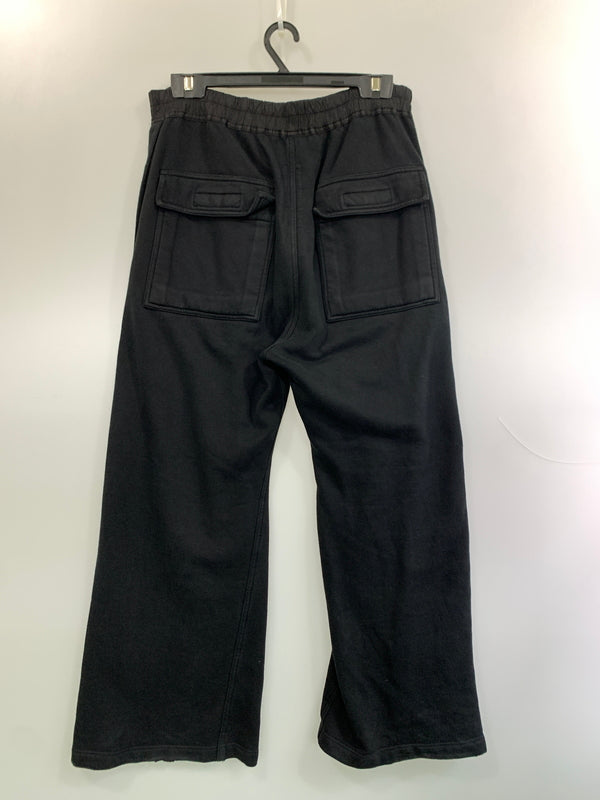 【現状渡し品】【メンズ】 RICK OWENS リック オウエンス DRKSHDW 23AW PUSHER FLEECE PANTS DU02C5393-F ダークシャドウ 2023年秋冬 プッシャー フリースパンツ 152-260813-KS-29-min サイズ：L カラー：ブラック 万代Net店