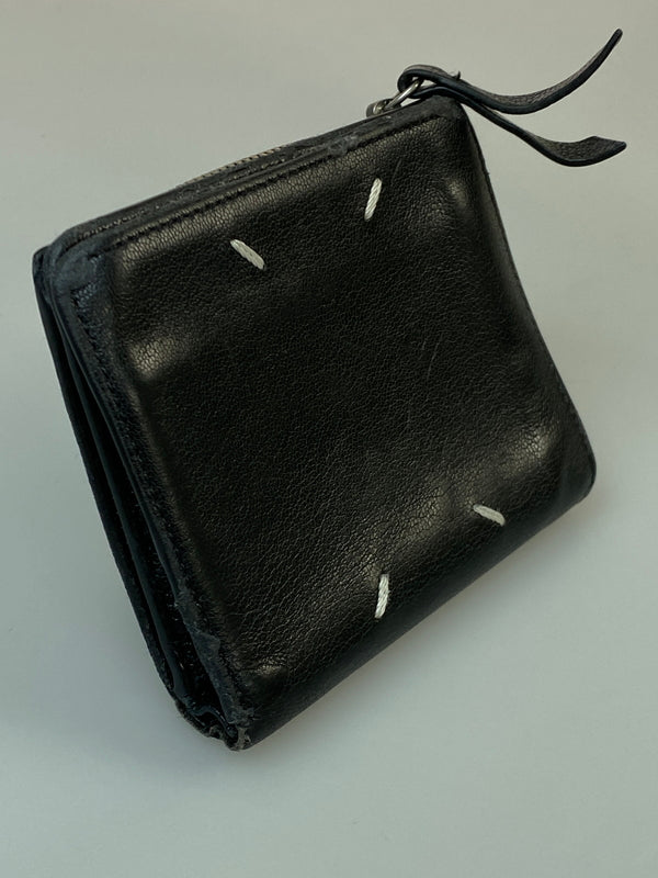 【中古品】【メンズ/レディース】 MAISON MARGIELA メゾン マルジェラ 4ステッチ フリップフラップ ウォレット 2つ折り財布 200-260823-em-29-min カラー：ブラック 万代Net店